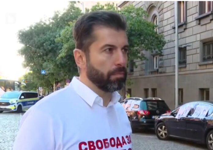 Човек с тениска на протест.