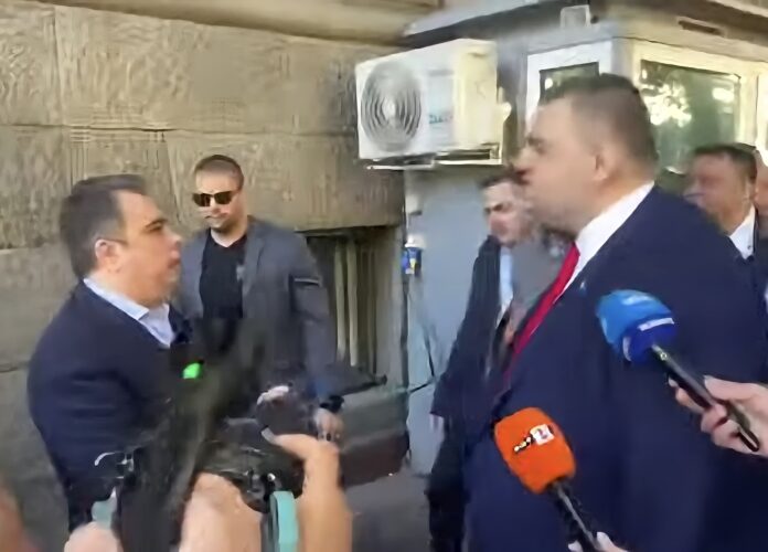 Политическо събитие с медии и охрана